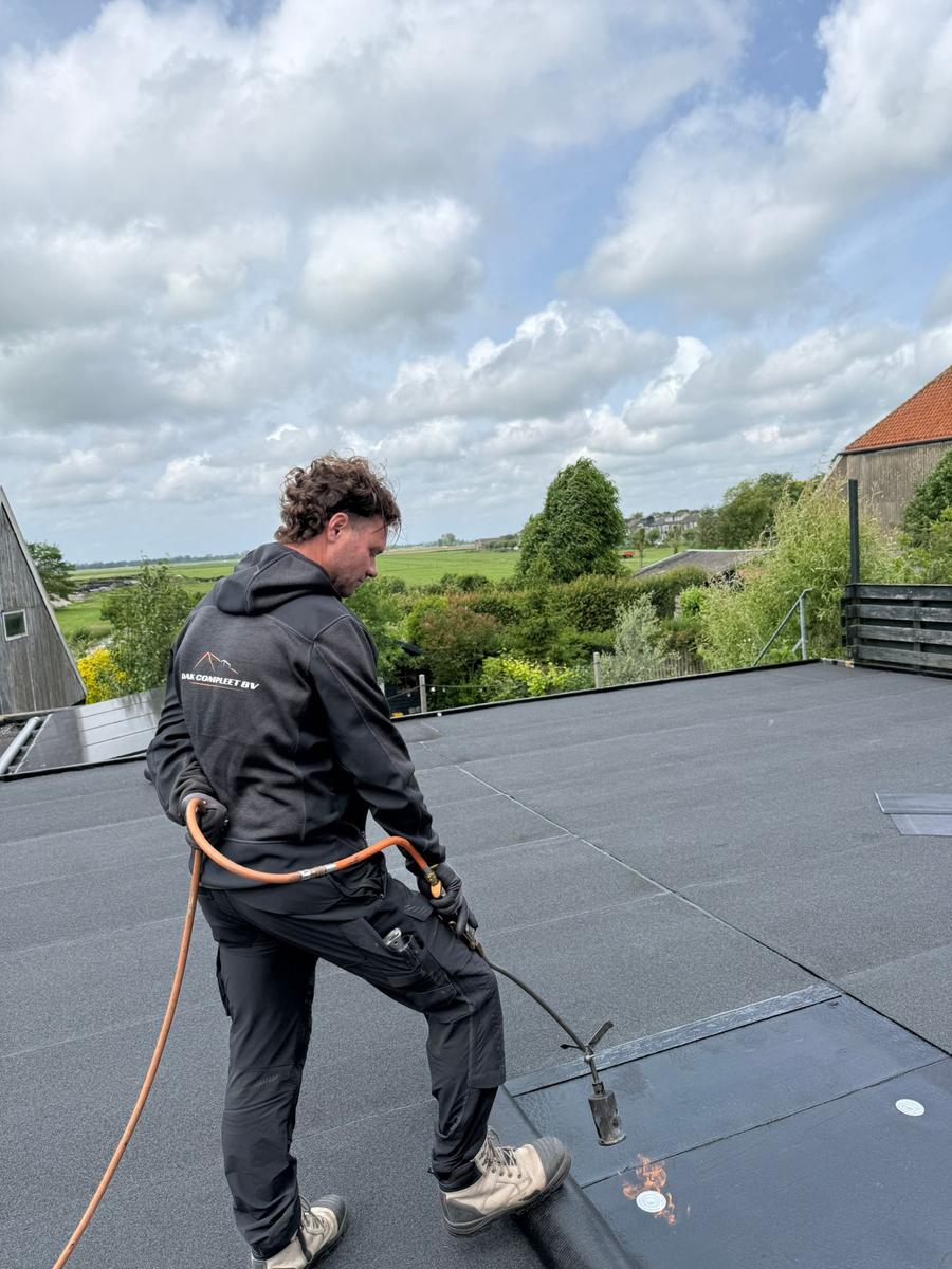 Dakdekker aan het werk op plat dak